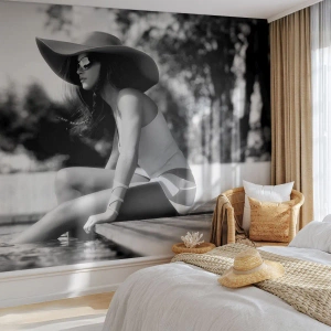 Fotobehang Premium Sand - Zomerdroom - Vrouw, Hoed, Zwembad - 350x256 cm