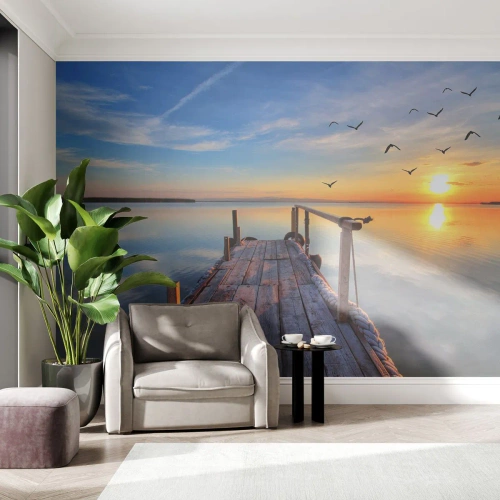 Fotobehang Premium Sand - Loop recht naar de zon - Landschap, Meer, Houten brug - 200x140 cm