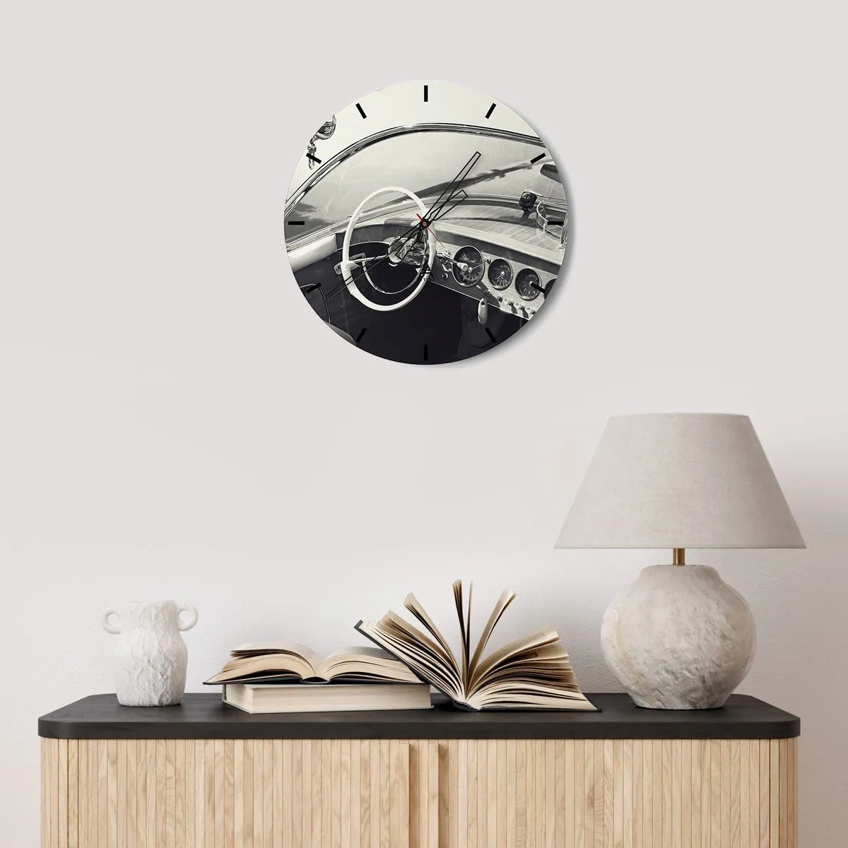 Wandklok - Klok - Interieur van een klassieke auto met stuurwiel en dashboard - 30x30cm - Weer voor de rijken - Moderne wanddecoratie voor woonkamer, keuken en slaapkamer ARTTOR