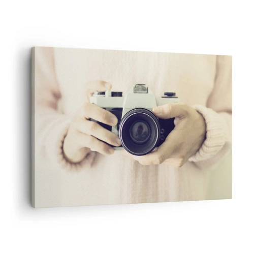 Schilderen op canvas - Retrocamera in handen tegen een lichte achtergrond - 70x50cm - Om meer te zien... - Moderne wanddecoratie voor woonkamer en slaapkamer ARTTOR