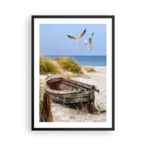 Poster in een zwarte lijst - Een oude boot op het strand met meeuwen op de achtergrond - 50x70cm - Badend in de wind - Moderne wanddecoratie voor woonkamer en slaapkamer ARTTOR