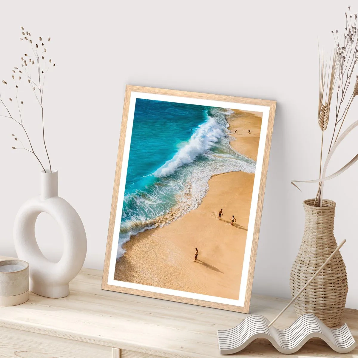 Een poster in een licht eiken lijst - En dan de zon, het strand… - 61x91 cm