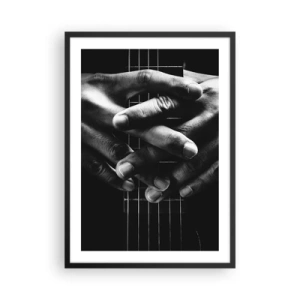 Poster in een zwarte lijst - Handen gevouwen op de snaren van een gitaar in zwart-wit - 50x70cm - Gebed van de kunstenaar - Moderne wanddecoratie voor woonkamer en slaapkamer ARTTOR