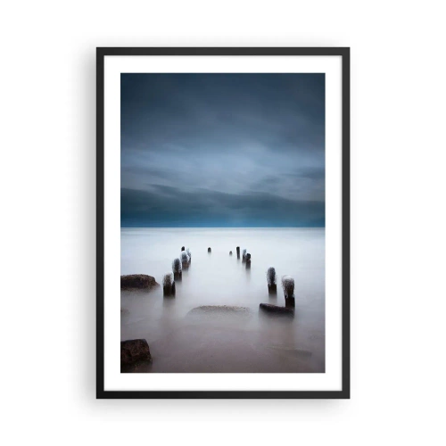 Poster in een zwarte lijst - Een sfeervol uitzicht op houten palen in het water - 50x70cm - Peinzend meer - Moderne wanddecoratie voor woonkamer en slaapkamer ARTTOR