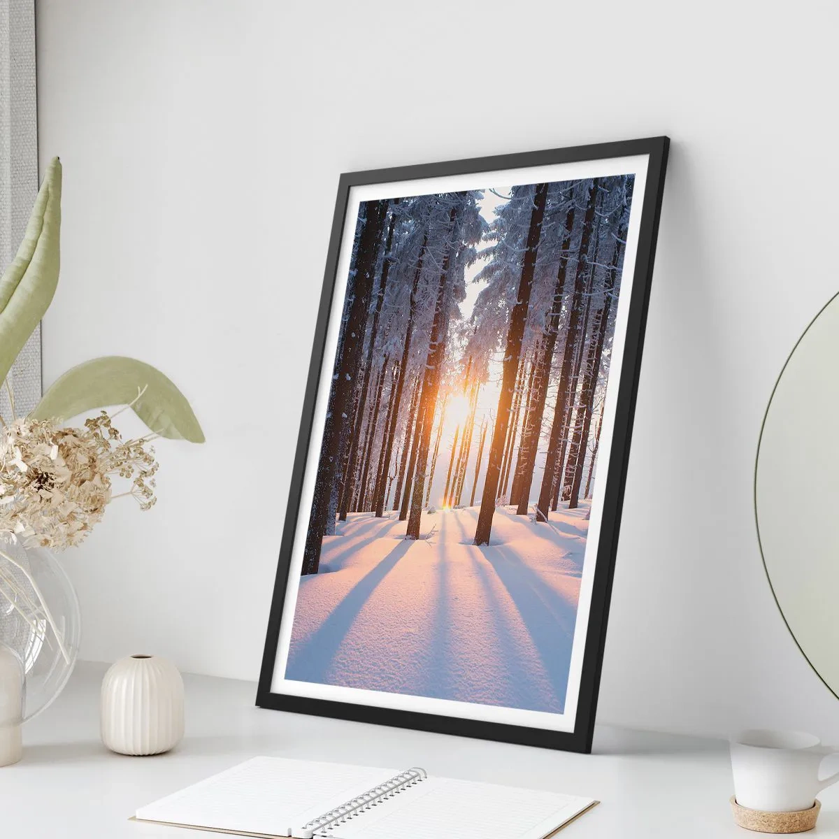 Poster in een zwarte lijst - Winterbos met zonnestralen die door de bomen schijnen - 50x70cm - Duidelijk in zwart-wit - Moderne wanddecoratie voor woonkamer en slaapkamer ARTTOR