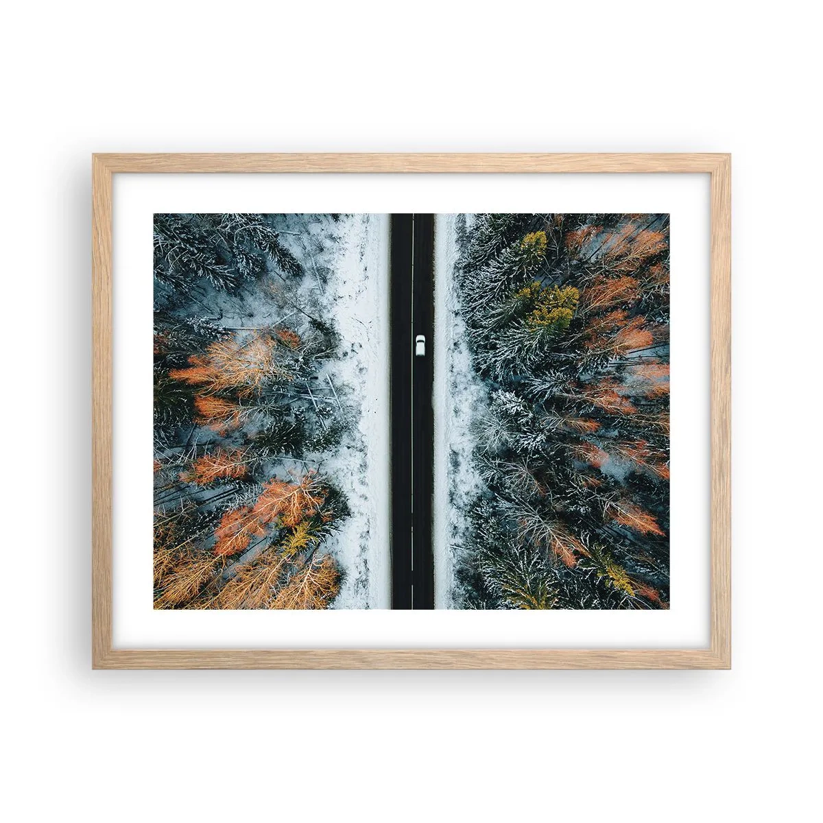 Een poster in een licht eiken lijst - Snijd door het winterbos - 50x40 cm