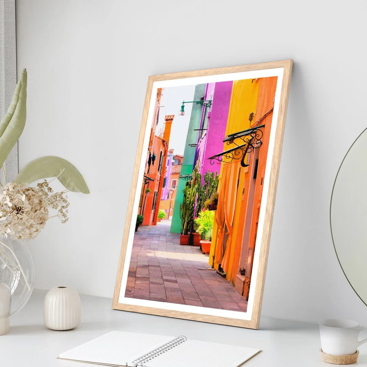 Een poster in een licht eiken lijst - Regenboogsteeg - 70x100 cm