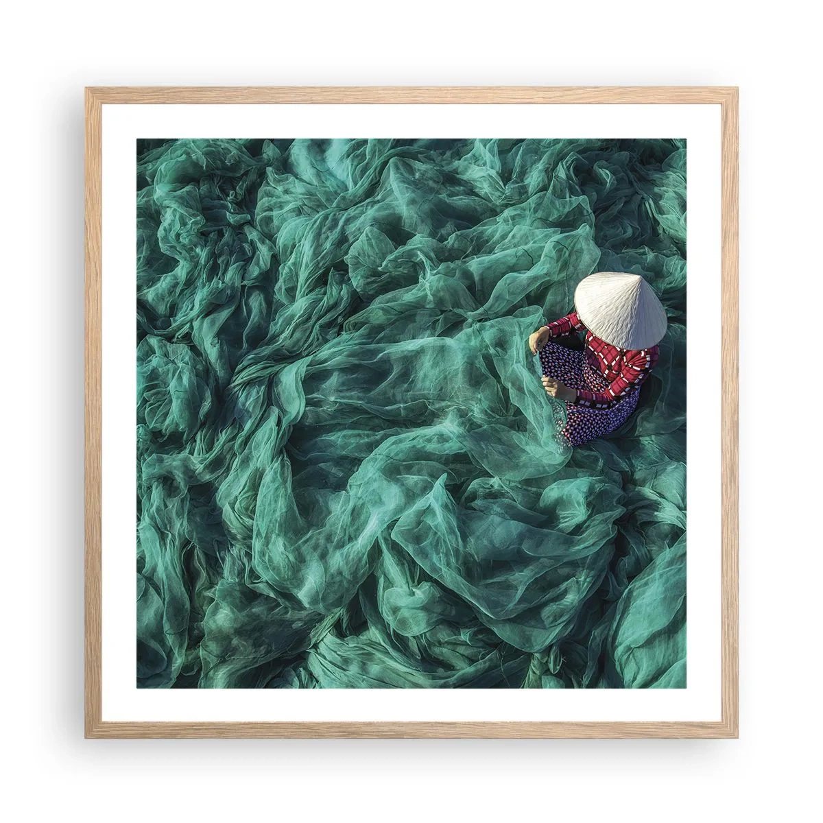 Een poster in een licht eiken lijst - In een zee van netten - 60x60 cm