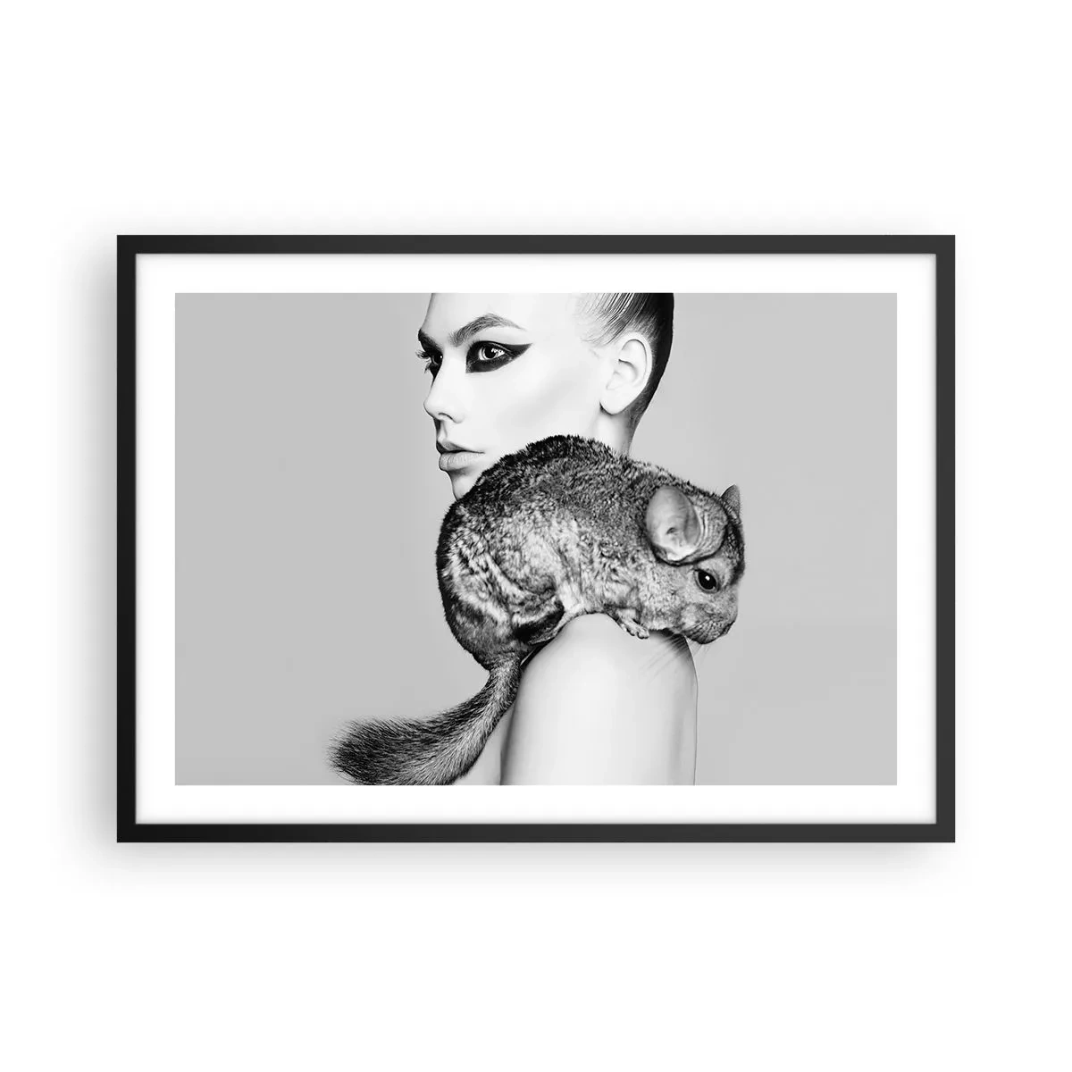 Poster in een zwarte lijst - Dame met een chinchilla - 70x50 cm