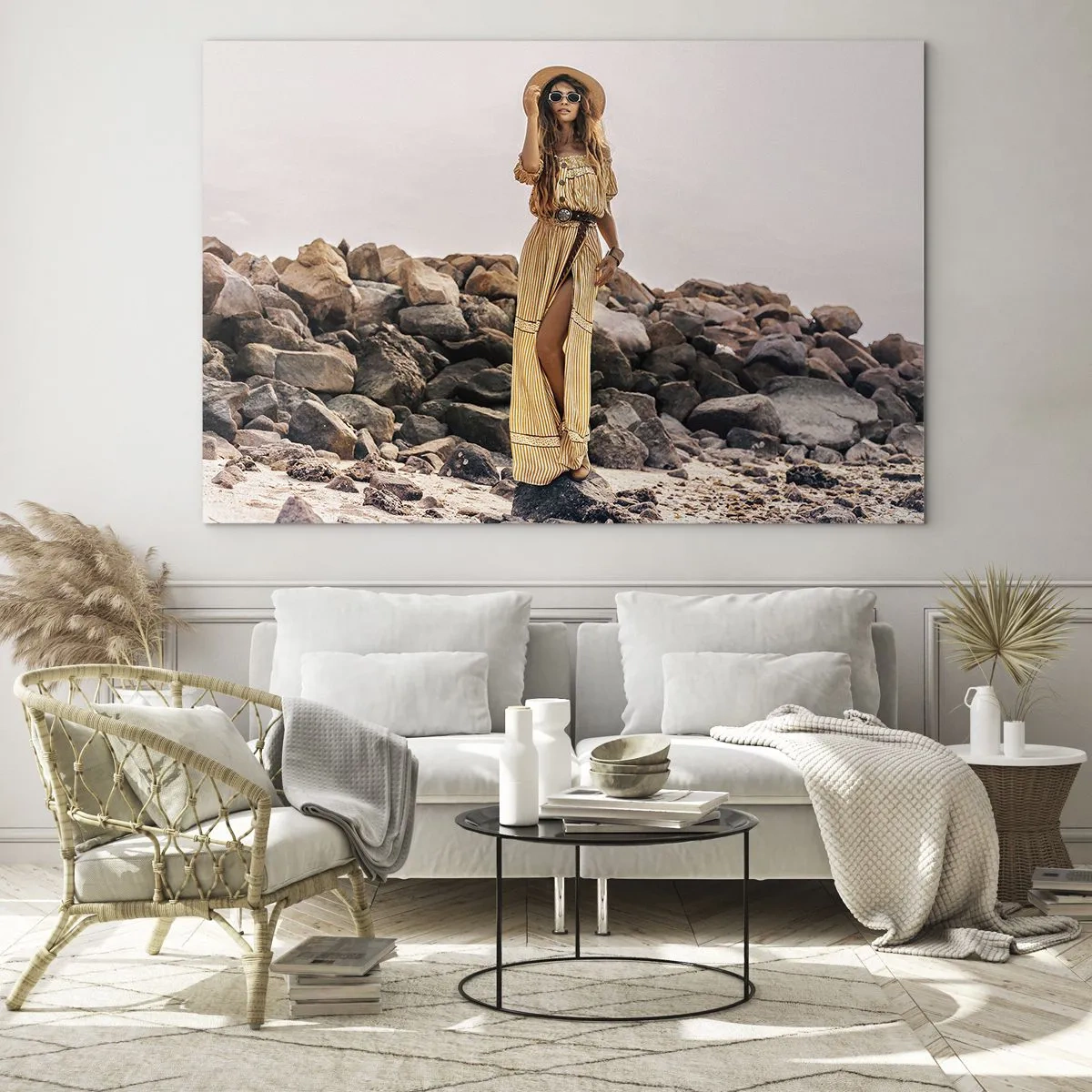 Schilderen op glas - Een vrouw in een boho-jurk tegen een rotsachtige kust - 70x50cm - De magie van stenen - Moderne wanddecoratie voor woonkamer en slaapkamer ARTTOR