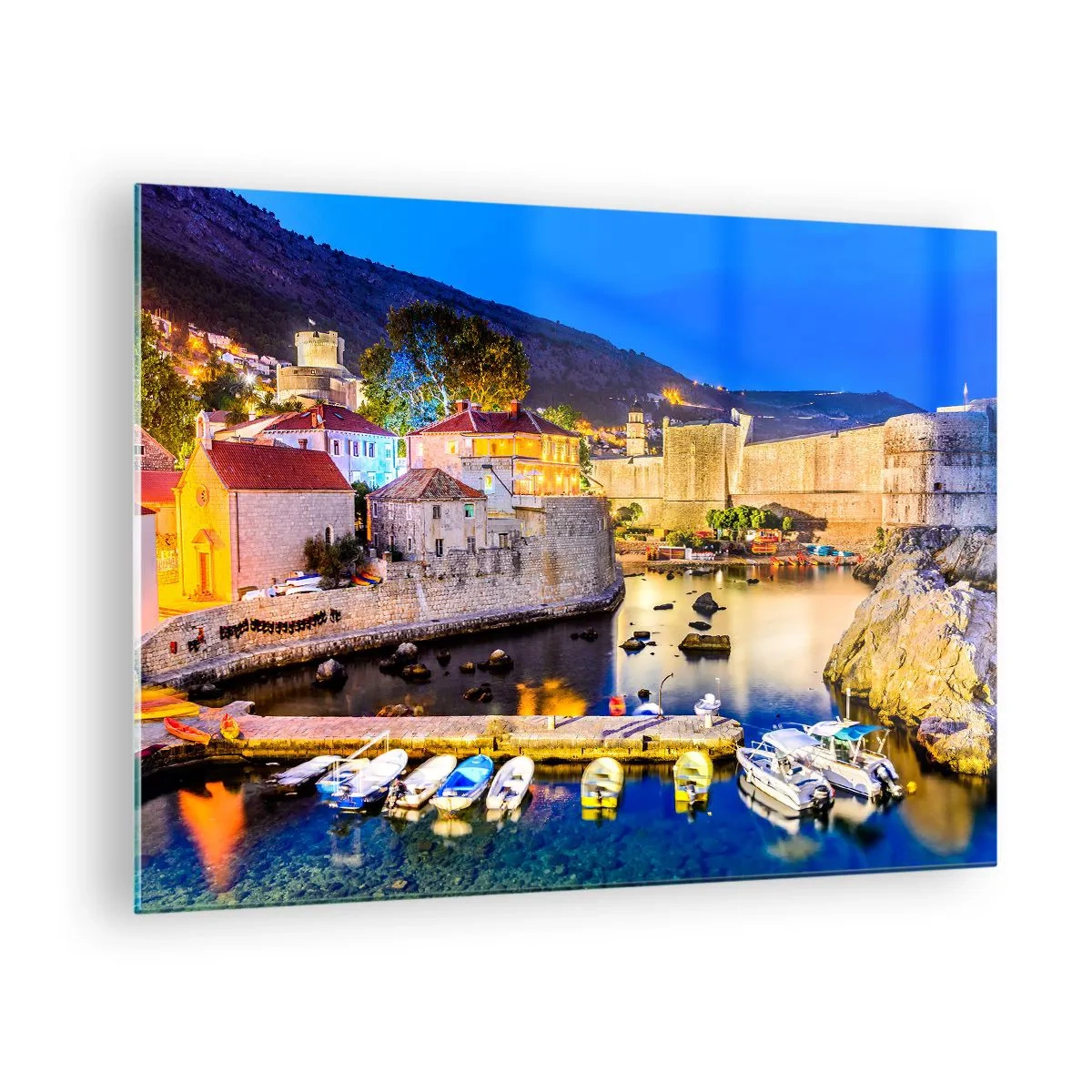 Schilderen op glas - Avondpanorama van Dubrovnik met boten en stadsmuren - 70x50cm - Verlichte nacht aan de Adriatische Zee - Moderne wanddecoratie voor woonkamer en slaapkamer ARTTOR