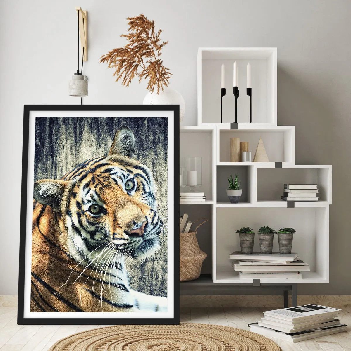 Poster in een zwarte lijst - Close-up van een tijger tegen een natuurlijke muur - 50x70cm - Portret in stromen van licht - Moderne wanddecoratie voor woonkamer en slaapkamer ARTTOR