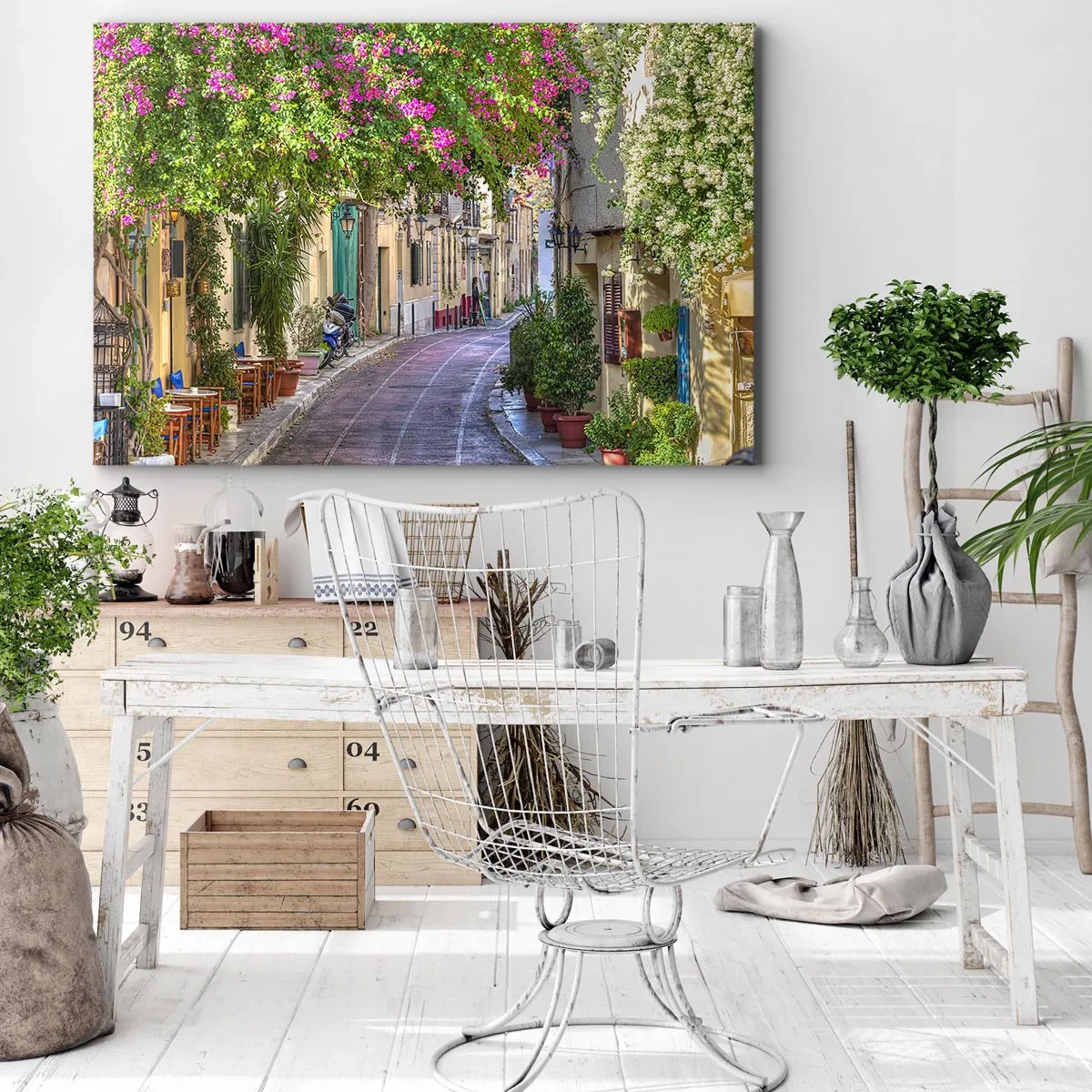Schilderen op canvas - Een charmante straat met bloeiende wijnranken en cafétafels - 70x50cm - Bloeiende steeg - Moderne wanddecoratie voor woonkamer en slaapkamer ARTTOR