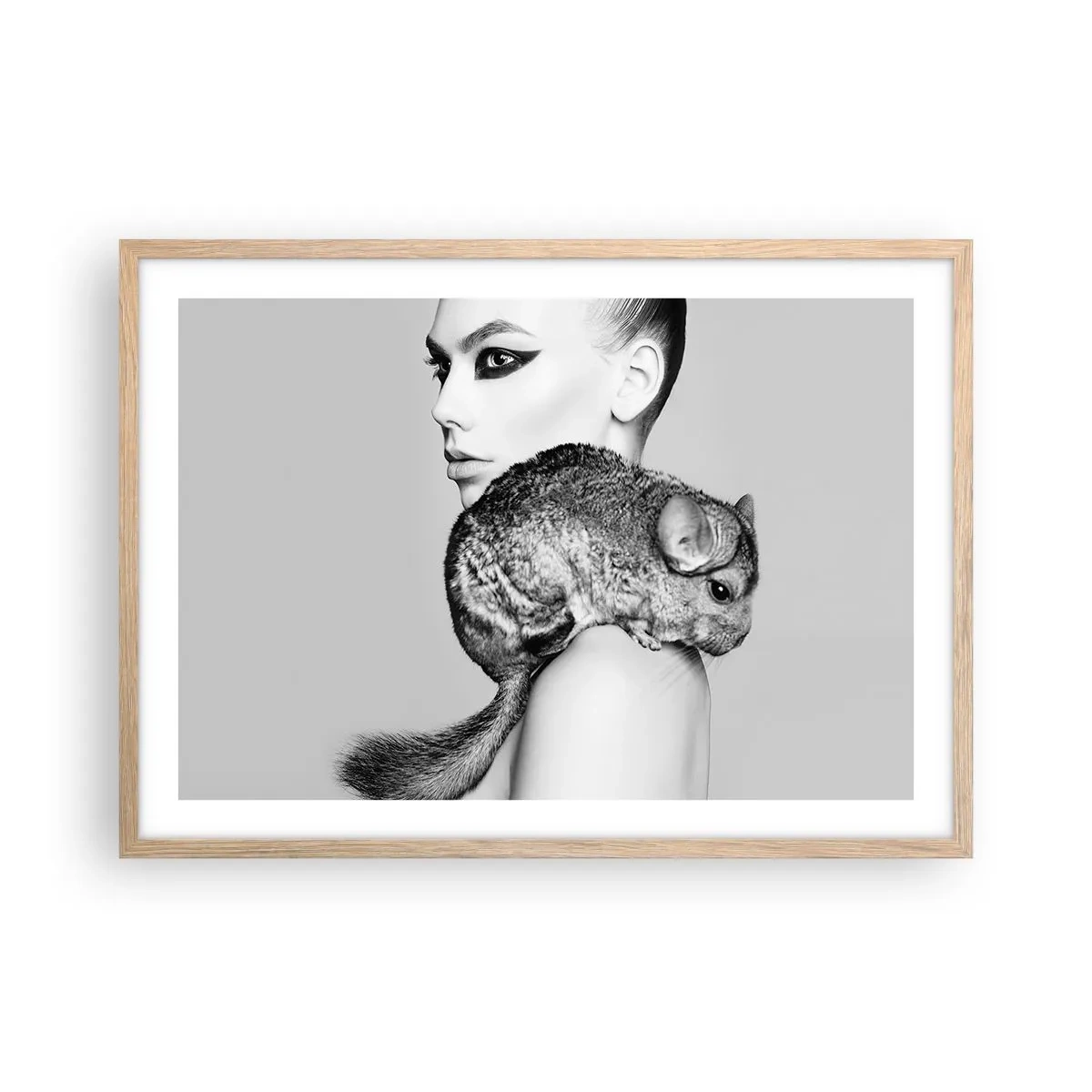 Een poster in een licht eiken lijst - Dame met een chinchilla - 70x50 cm
