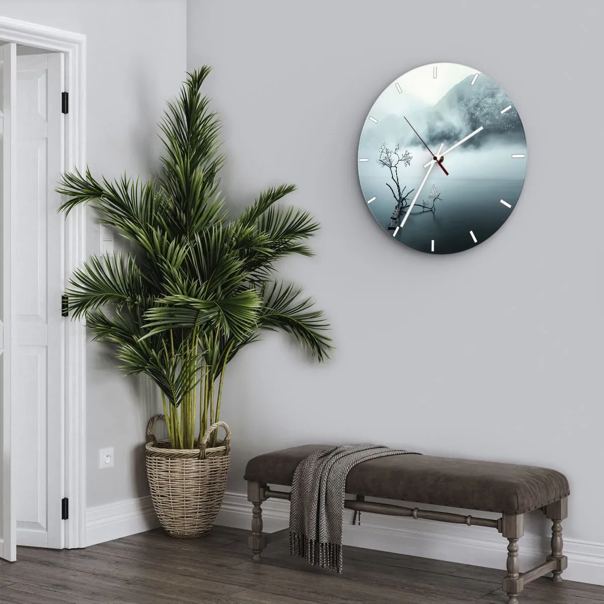 Wandklok - Klok - Een boom op een overstroomde voetgangersbrug te midden van mist en bergen - 30x30cm - Van water en mist - Moderne wanddecoratie voor woonkamer, keuken en slaapkamer ARTTOR