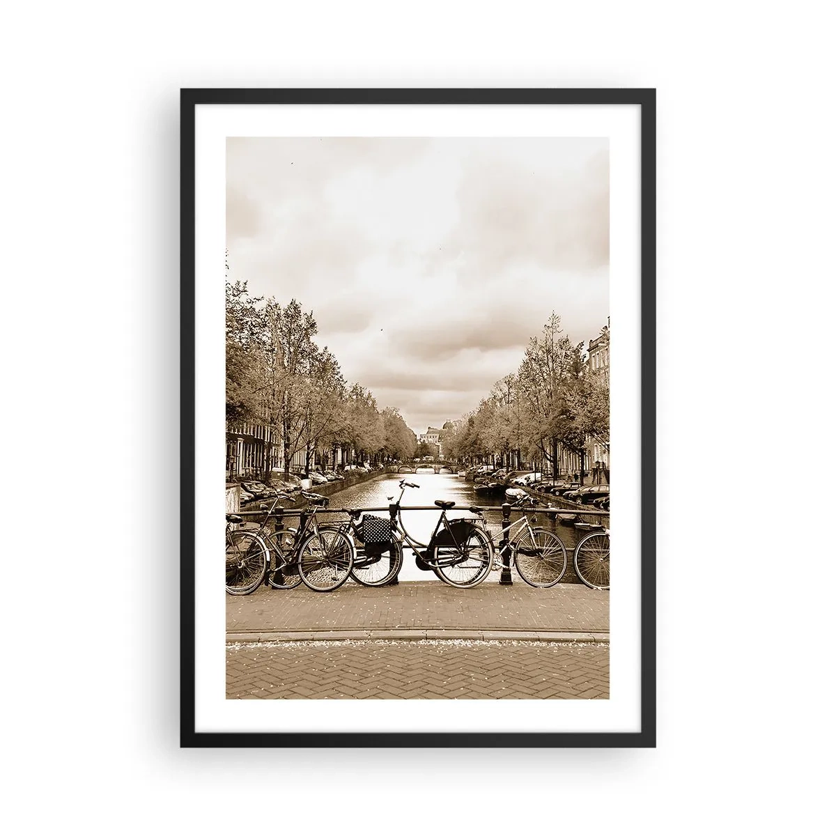 Poster in een zwarte lijst - Sepiakleurige fietsen langs het kanaal - 50x70cm - Hollandse sfeer - Moderne wanddecoratie voor woonkamer en slaapkamer ARTTOR
