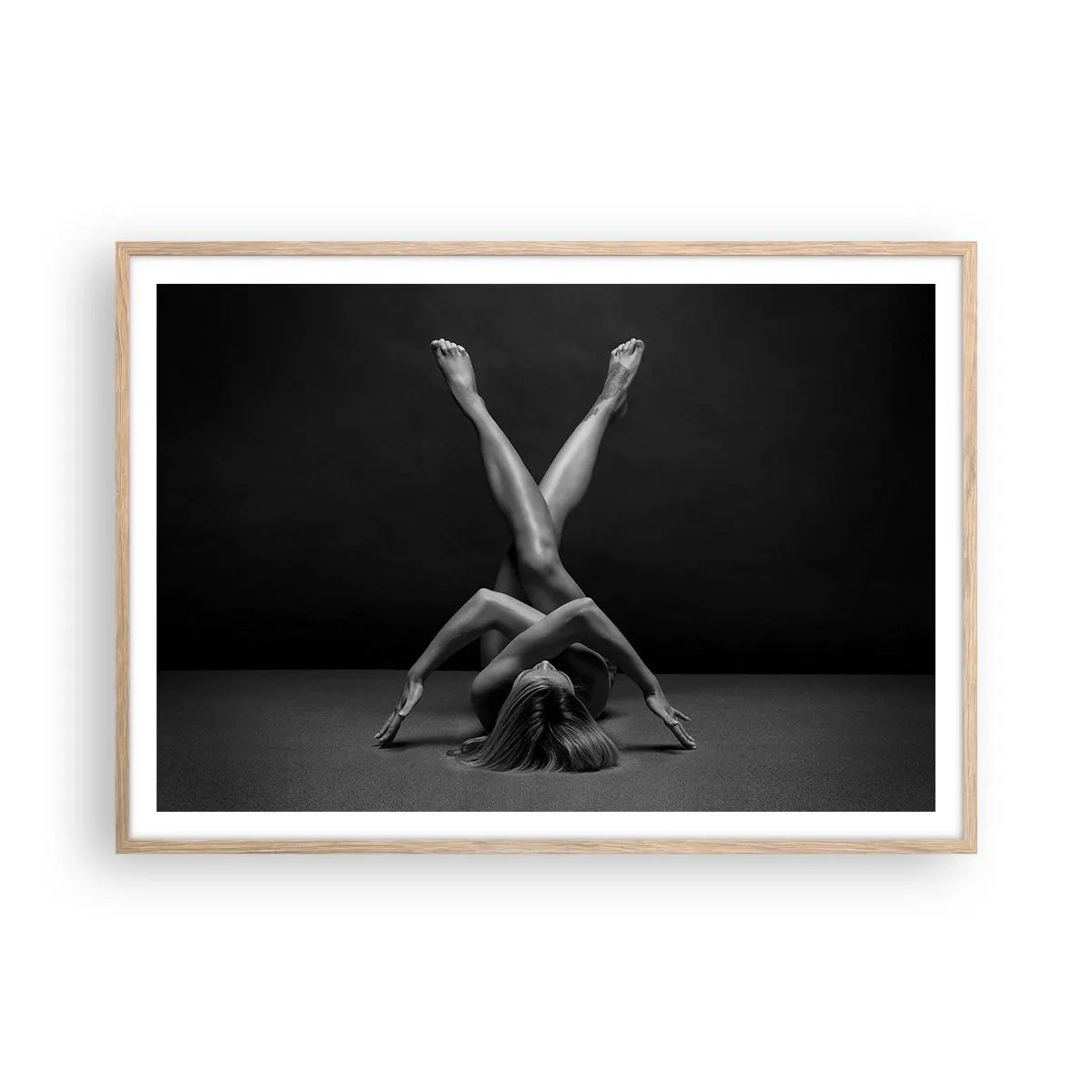 Een poster in een licht eiken lijst - De geometrie van naaktheid - 100x70 cm