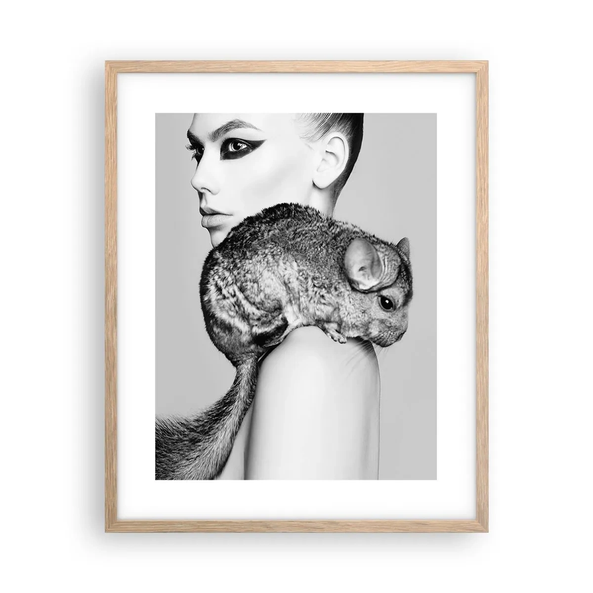 Een poster in een licht eiken lijst - Dame met een chinchilla - 40x50 cm