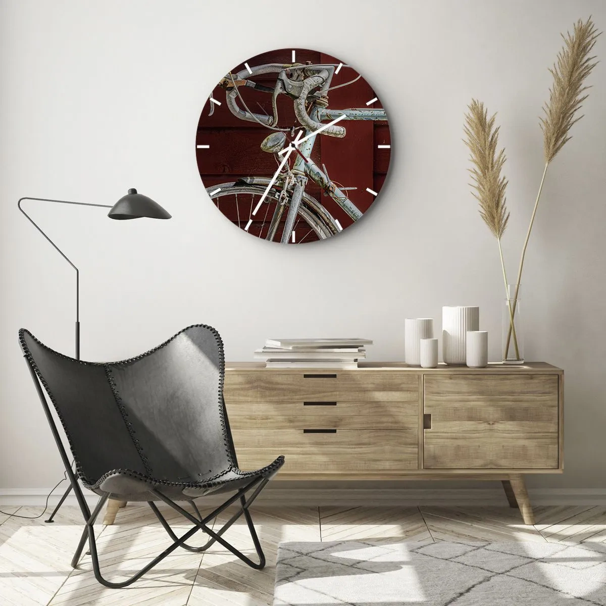 Wandklok - Klok - Close-up van een retrofiets tegen een rood bord - 30x30cm - Gecreëerd om te winnen - Moderne wanddecoratie voor woonkamer, keuken en slaapkamer ARTTOR