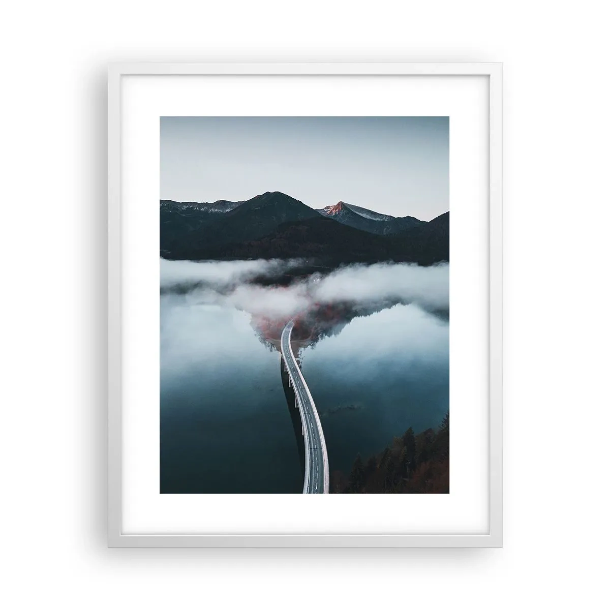 Poster in een witte lijst - Over water zo glad als een spiegel - 40x50 cm