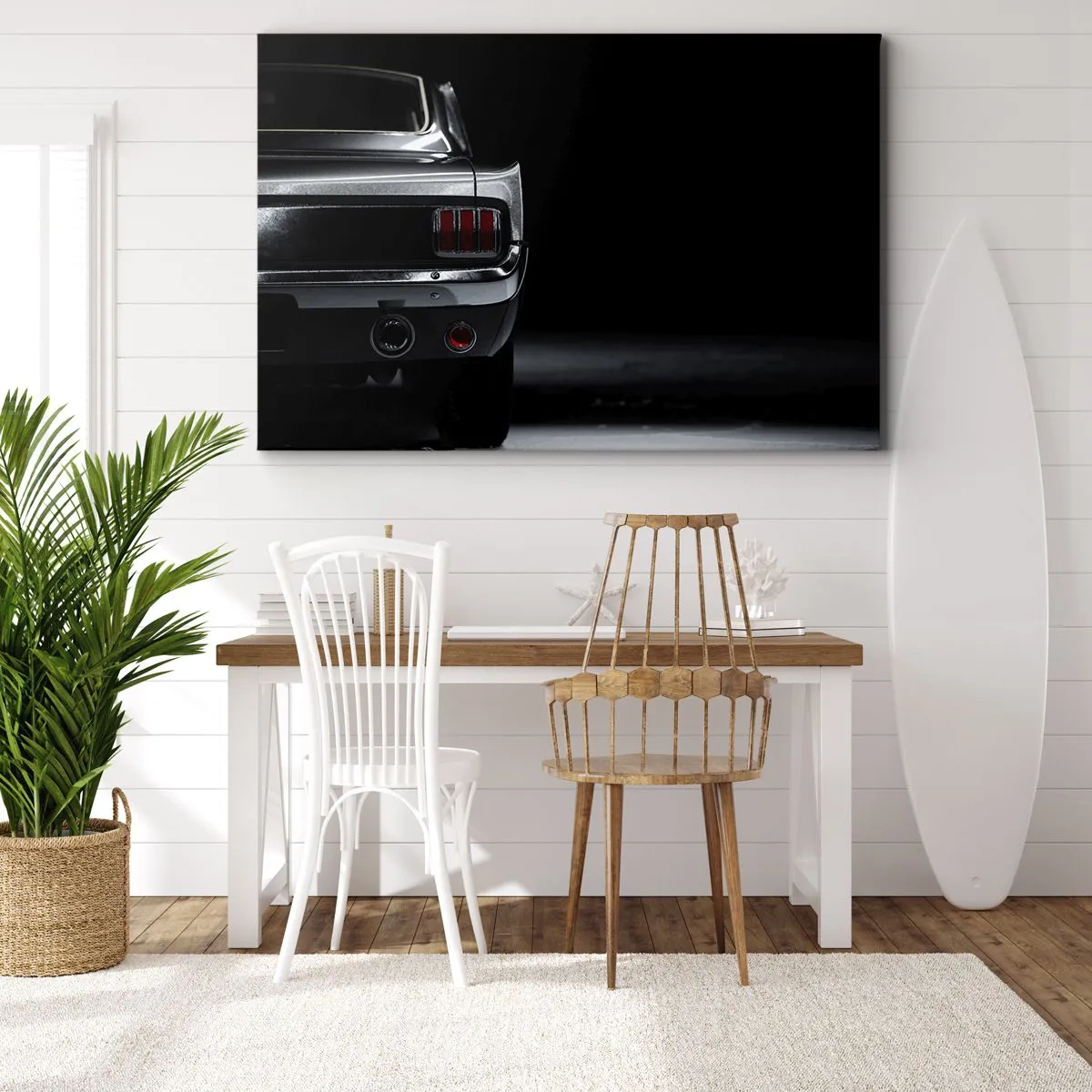 Schilderen op canvas - Een zwart-witfoto van de achterkant van een klassieke auto tegen een donkere achtergrond. - 70x50cm - De charme van de klassieker - Moderne wanddecoratie voor woonkamer en slaapkamer ARTTOR