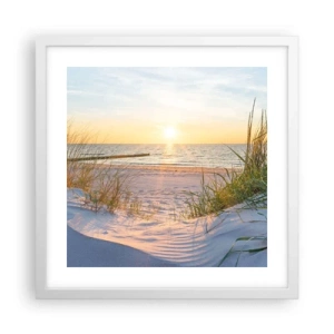 Poster in een witte lijst - Het geluid van de zee, het zingen van vogels, een wild strand tussen het gras... - 40x40 cm