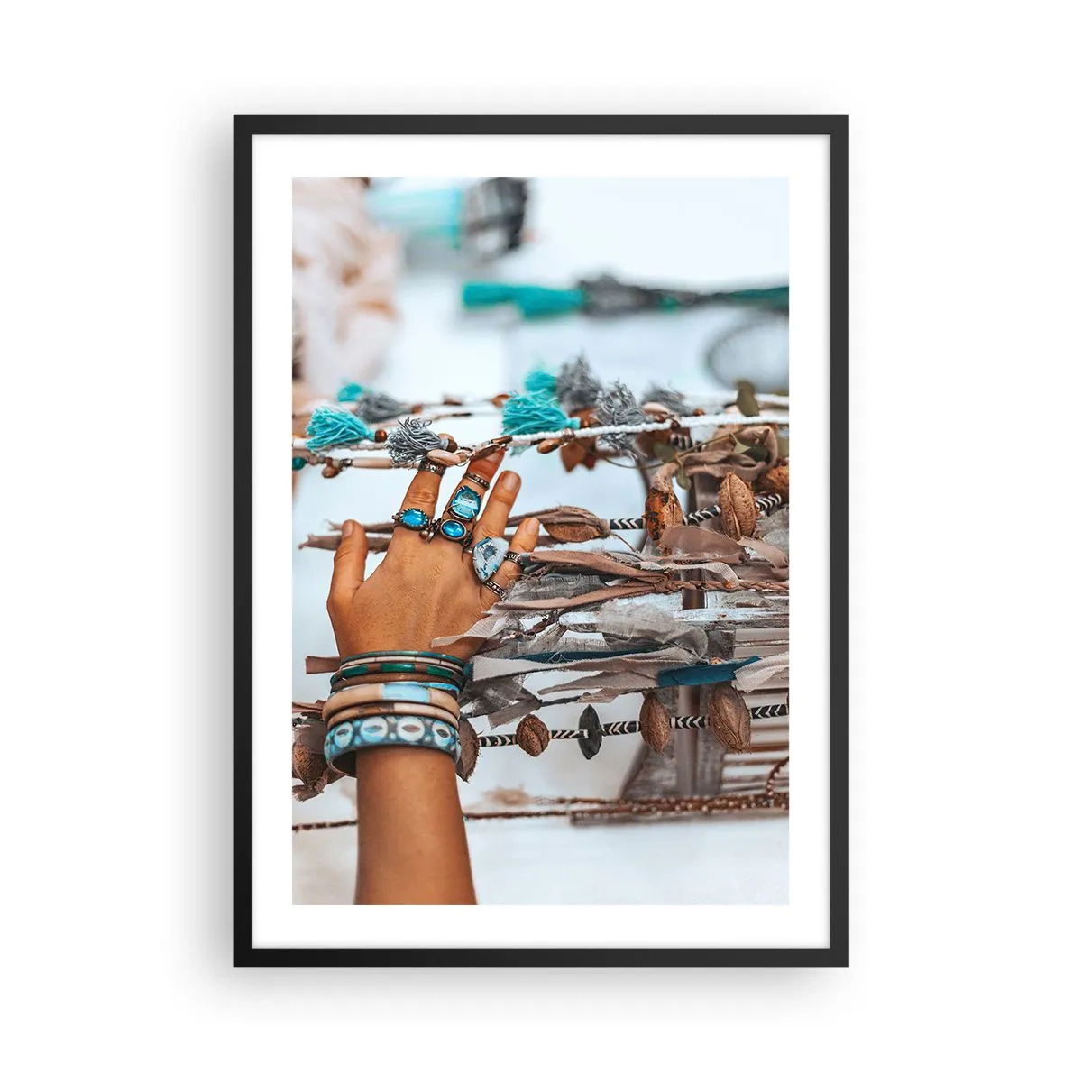 Poster in een zwarte lijst - Een hand versierd met sieraden tegen een boho-achtergrond - 50x70cm - Lokale schatten - Moderne wanddecoratie voor woonkamer en slaapkamer ARTTOR