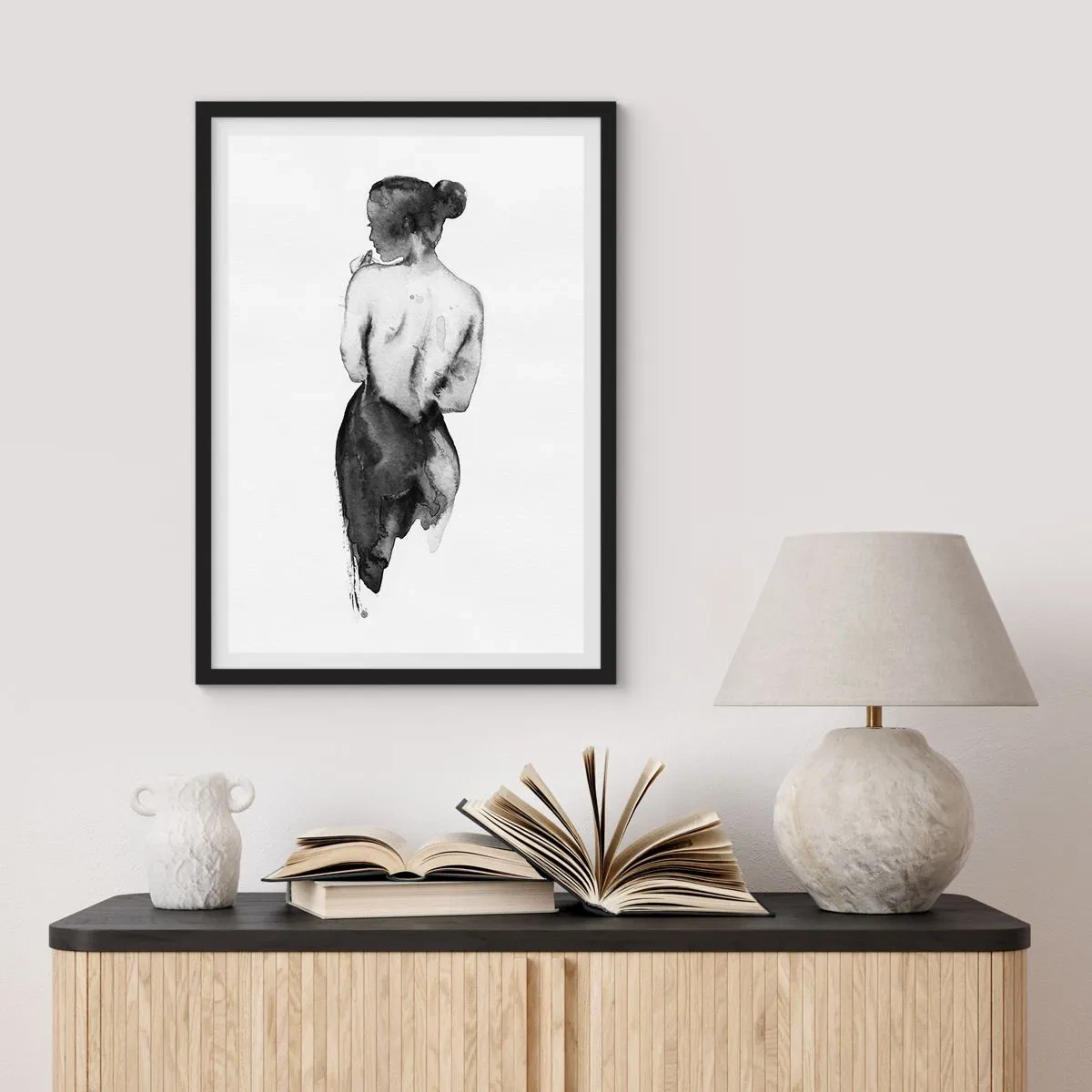 Poster in een zwarte lijst - Silhouet van een vrouw in aquarelzwart op een witte achtergrond - 50x70cm - Bij haar verdwijnt de wereld - Moderne wanddecoratie voor woonkamer en slaapkamer ARTTOR