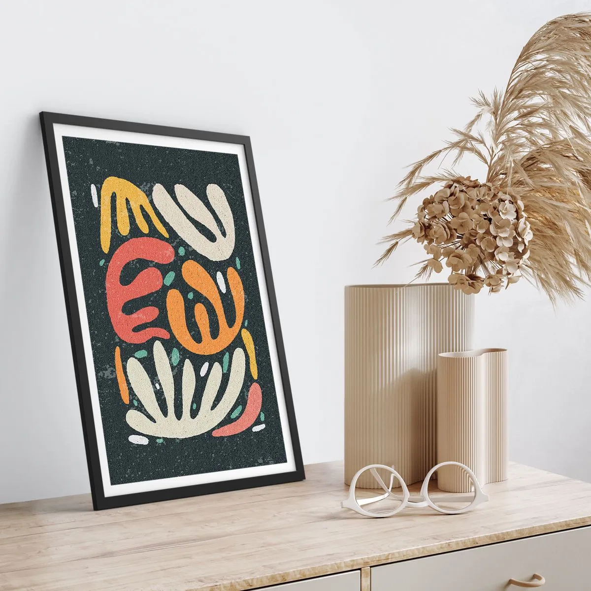 Poster in een zwarte lijst - Kleurrijke organische vormen op een donkere achtergrond - 50x70cm - Compositie – ik sta op het punt je te pakken te krijgen - Moderne wanddecoratie voor woonkamer en slaapkamer ARTTOR