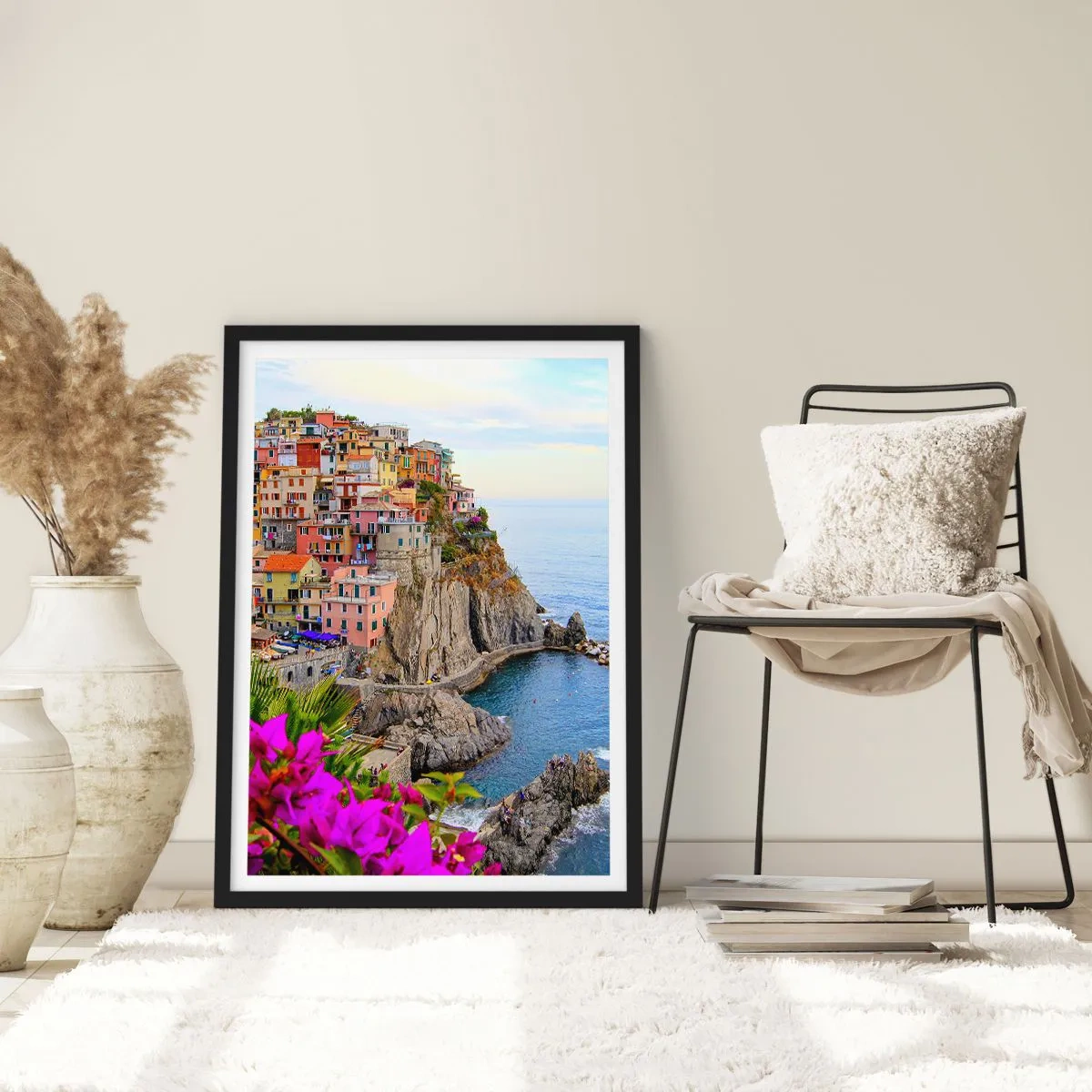 Poster in een zwarte lijst - Uitzicht op kleurrijke gebouwen op een klif boven de zee - 50x70cm - Lachende stad - Moderne wanddecoratie voor woonkamer en slaapkamer ARTTOR