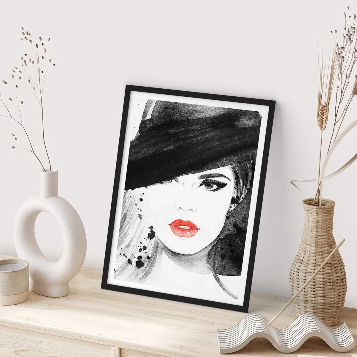 Poster in een zwarte lijst - Portret van een vrouw met een hoed en rode lippen - 50x70cm - Vrouw in het zwart - Moderne wanddecoratie voor woonkamer en slaapkamer ARTTOR