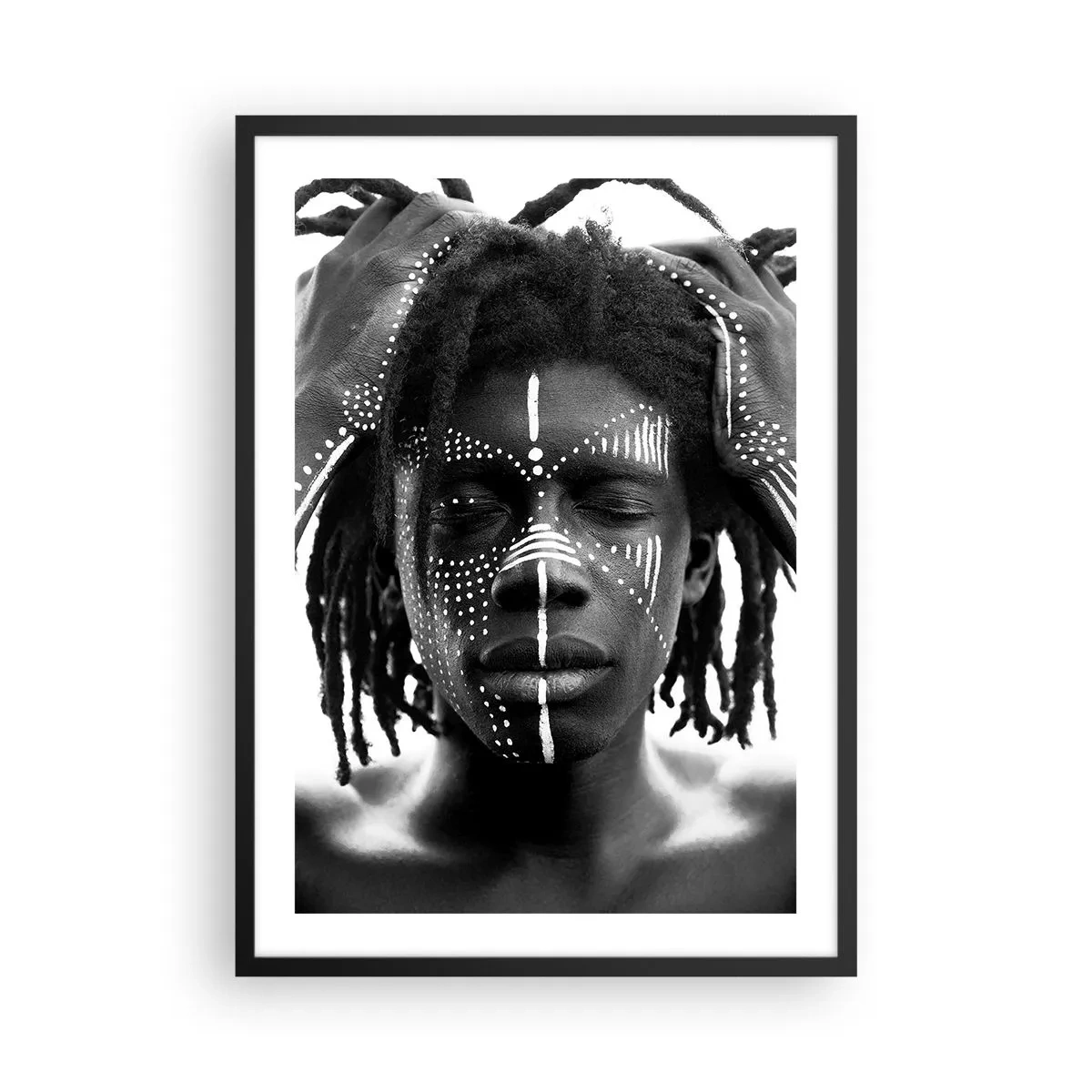 Poster in een zwarte lijst - Een man met witte schilderijen op zijn gezicht en handen - 50x70cm - Waar ben je? - Moderne wanddecoratie voor woonkamer en slaapkamer ARTTOR