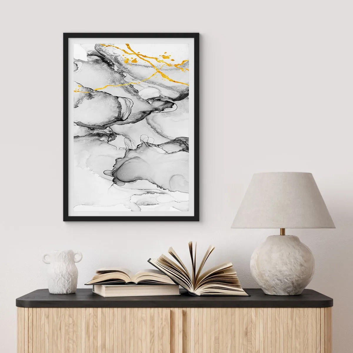 Poster in een zwarte lijst - Compositie met een gouden motief - 70x100 cm