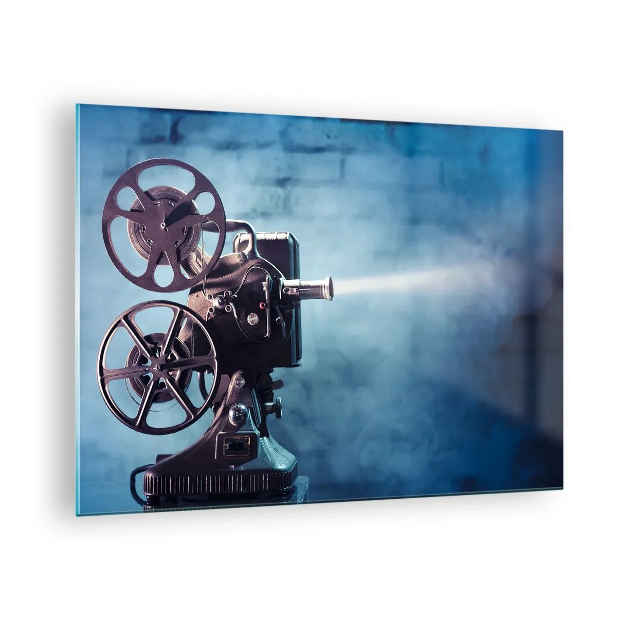 Schilderen op glas - Een retro-filmcamera tegen een blauwe muur - 70x50cm - In de oude bioscoop - Moderne wanddecoratie voor woonkamer en slaapkamer ARTTOR