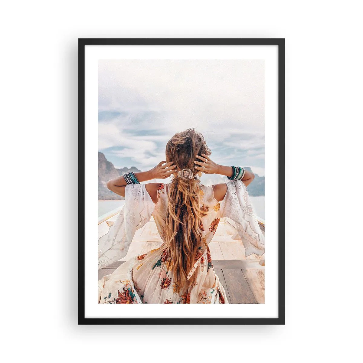 Poster in een zwarte lijst - Vrouw in een boho-jurk met uitzicht op de zee - 50x70cm - Op weg naar geluk - Moderne wanddecoratie voor woonkamer en slaapkamer ARTTOR