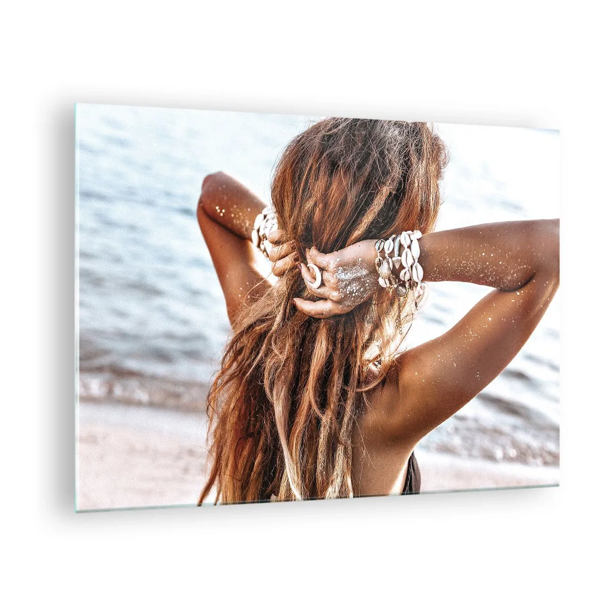 Schilderen op glas - Een vrouw met lang haar op het strand, omringd door schelpen en zand. - 70x50cm - Een zusje van water en zon - Moderne wanddecoratie voor woonkamer en slaapkamer ARTTOR
