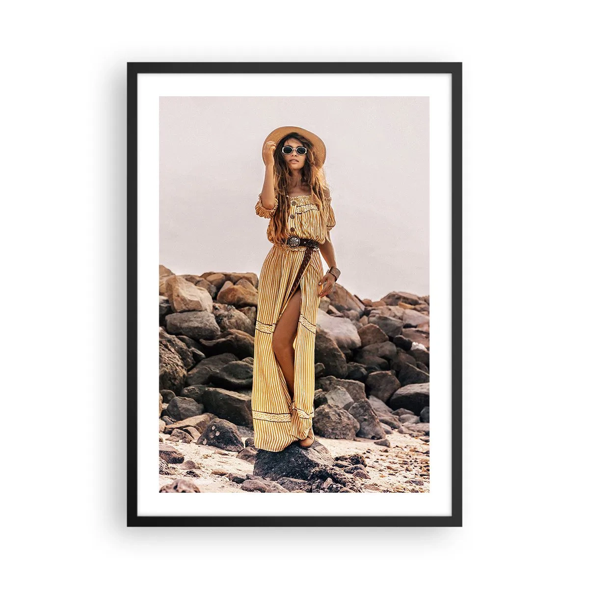 Poster in een zwarte lijst - Stijlvolle vrouw in een boho-jurk tegen een rotsachtige achtergrond - 50x70cm - De magie van stenen - Moderne wanddecoratie voor woonkamer en slaapkamer ARTTOR
