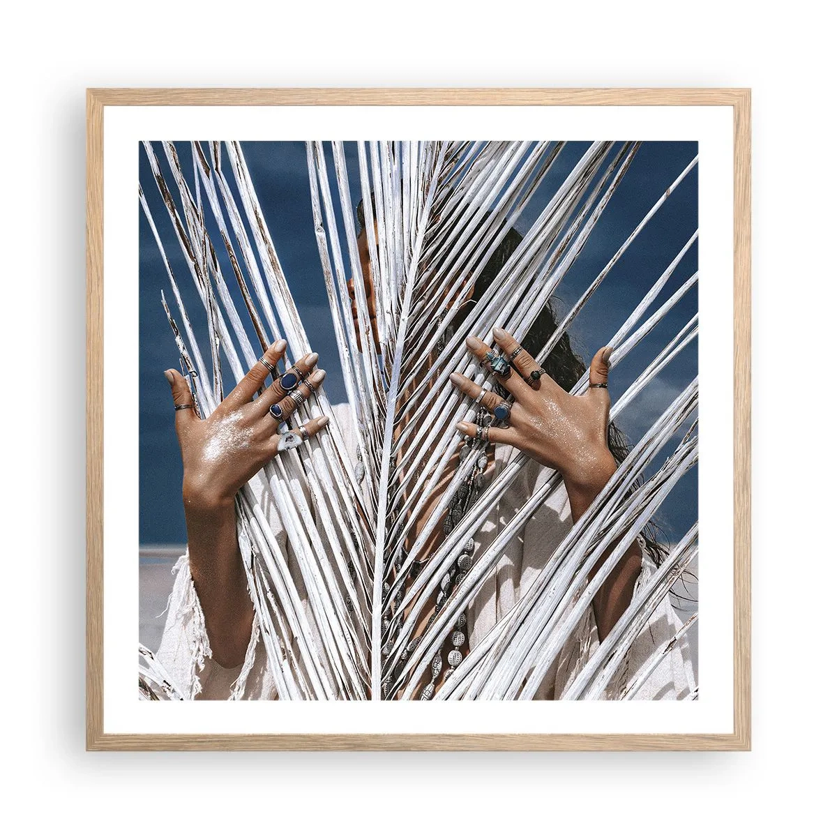 Een poster in een licht eiken lijst - Het meisje van de sjamaan? - 60x60 cm