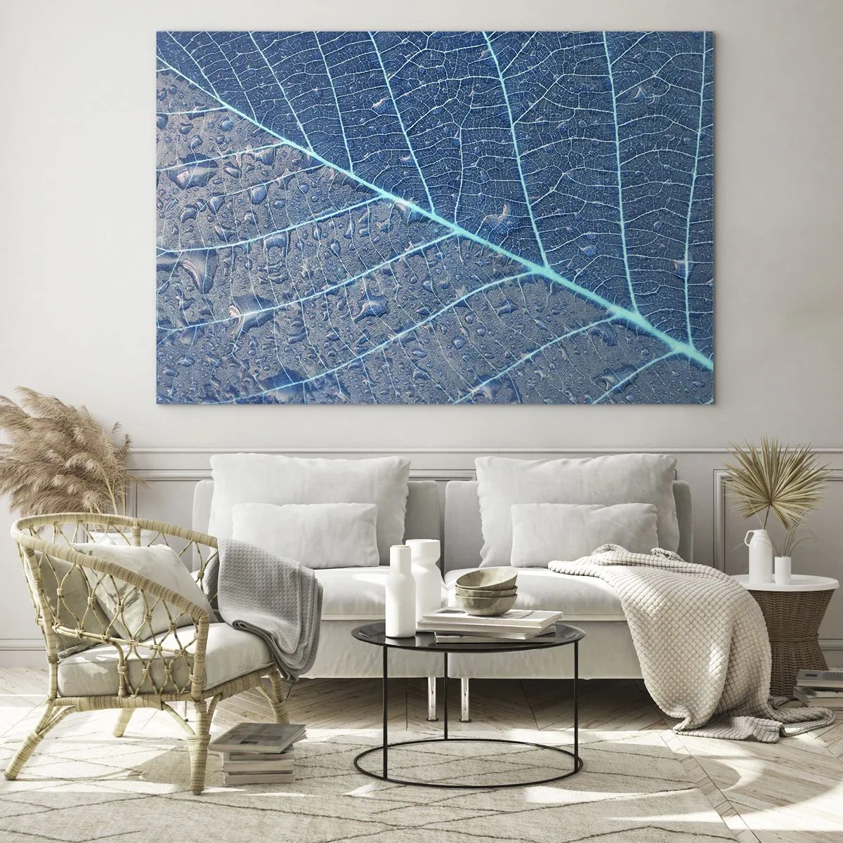 Schilderen op glas - Macrofotografie van een blad met waterdruppels in blauwtinten - 70x50cm - Leven in blauw - Moderne wanddecoratie voor woonkamer en slaapkamer ARTTOR