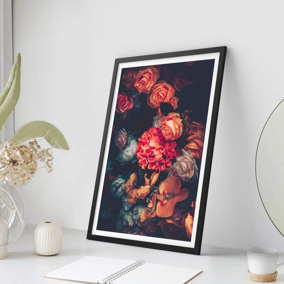 Poster in een zwarte lijst - Een compositie van donkere bloemen met een vleugje barokke esthetiek - 50x70cm - Zoals bij de Hollandse meesters - Moderne wanddecoratie voor woonkamer en slaapkamer ARTTOR