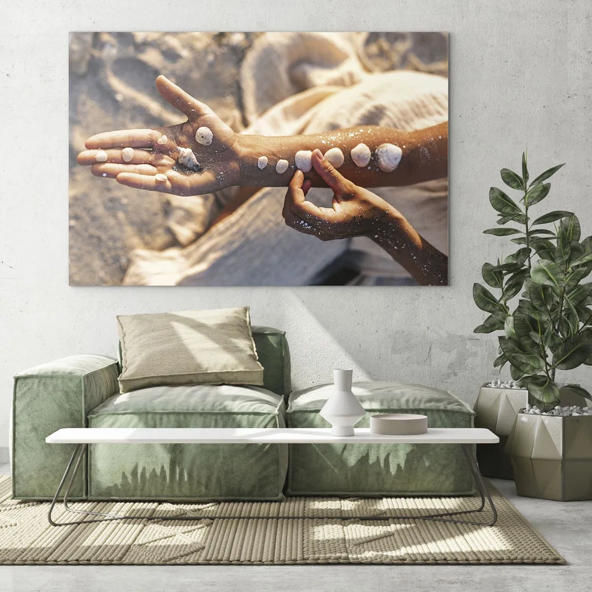Schilderen op glas - Kinderhanden met schelpen op een achtergrond van zand en stof - 70x50cm - Schoonheid binnen handbereik - Moderne wanddecoratie voor woonkamer en slaapkamer ARTTOR