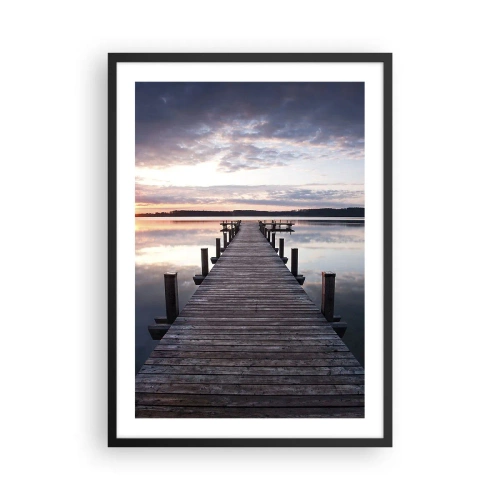 Poster in een zwarte lijst - Een houten steiger boven een kalm meer bij zonsondergang - 50x70cm - Een rustige grens tussen dag en nacht - Moderne wanddecoratie voor woonkamer en slaapkamer ARTTOR