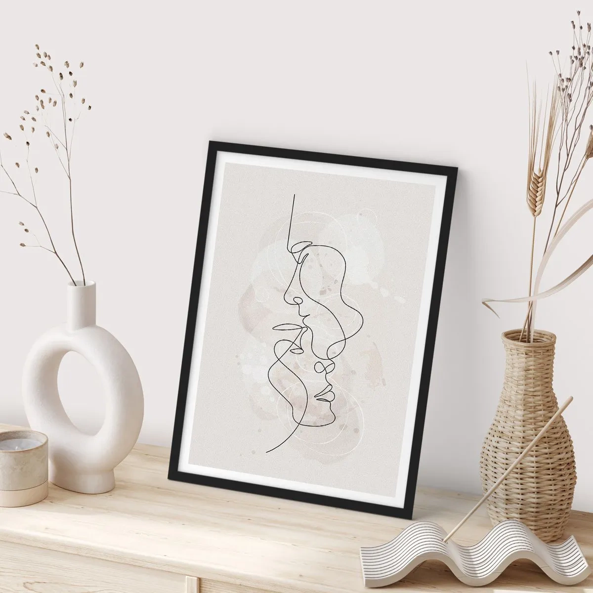 Poster in een zwarte lijst - Verstrikt in een omhelzing - 70x100 cm