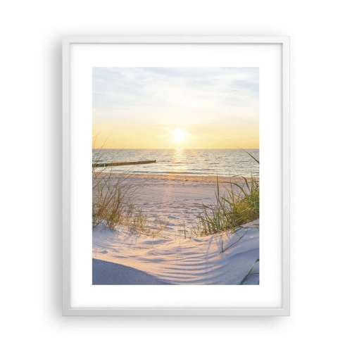 Poster in een witte lijst - Het geluid van de zee, het zingen van vogels, een wild strand tussen het gras... - 40x50 cm