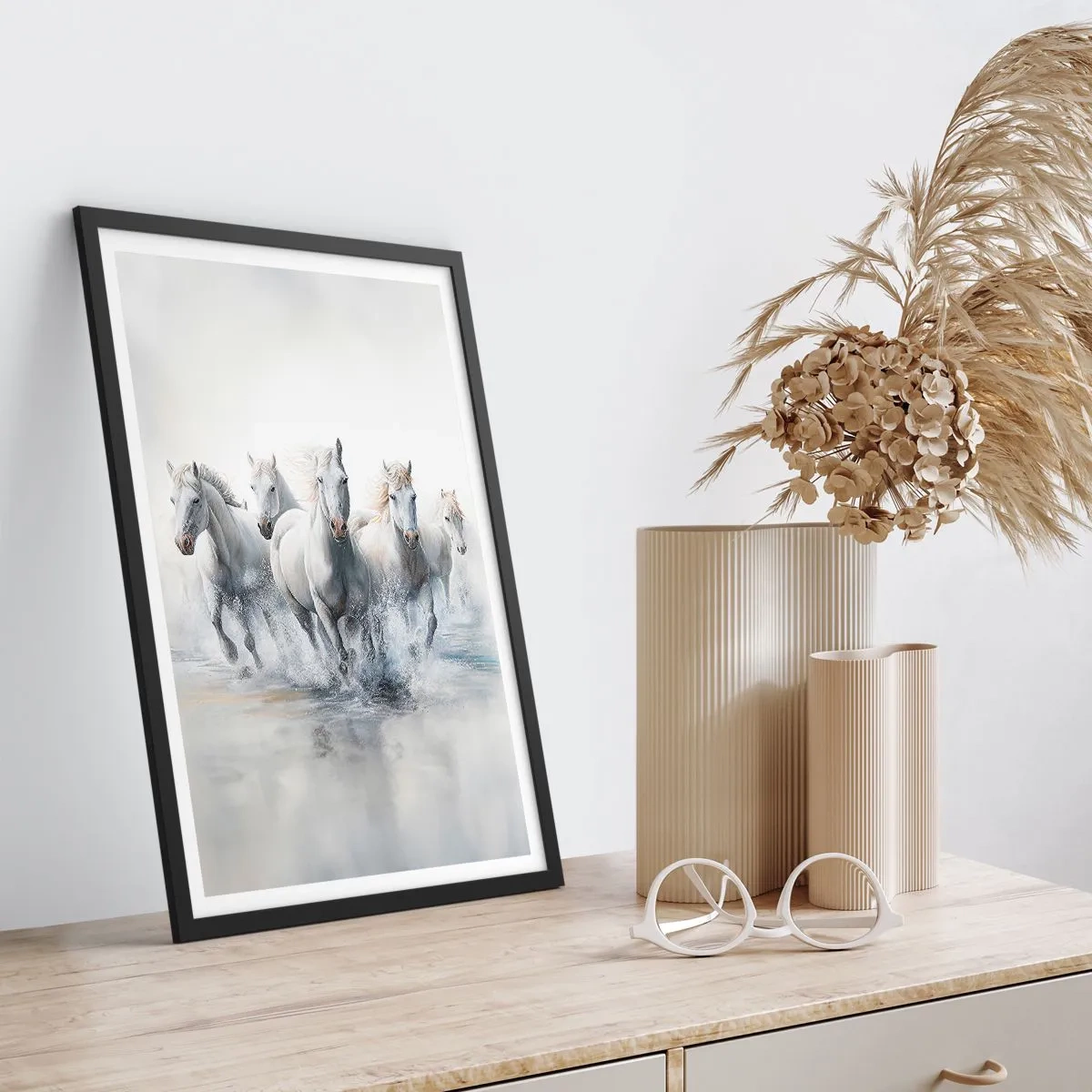 Poster in een zwarte lijst - Witte paarden galopperen door het water in een dynamische omgeving - 50x70cm - Witte magie - Moderne wanddecoratie voor woonkamer en slaapkamer ARTTOR