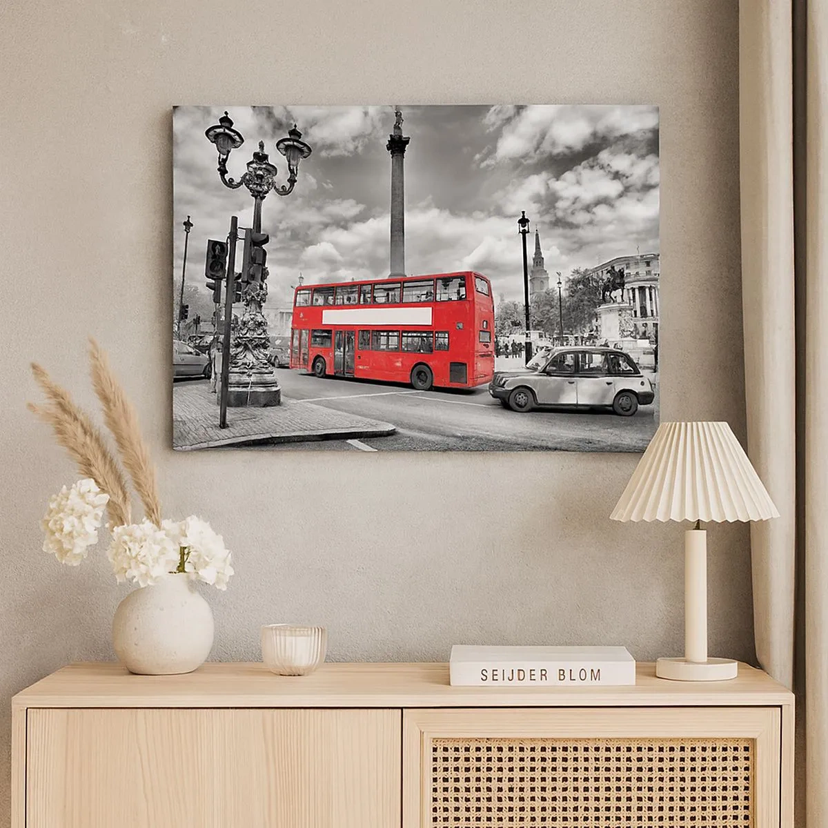 Schilderen op canvas - Een rode dubbeldekkerbus tegen een zwart-witte stadsachtergrond - 70x50cm - De echte bloedbaan van de stad - Moderne wanddecoratie voor woonkamer en slaapkamer ARTTOR