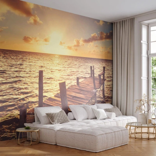 Fotobehang Standard Eco - Het gouden land van zachtheid - Landschap, Zee, Houten brug - 500x350 cm