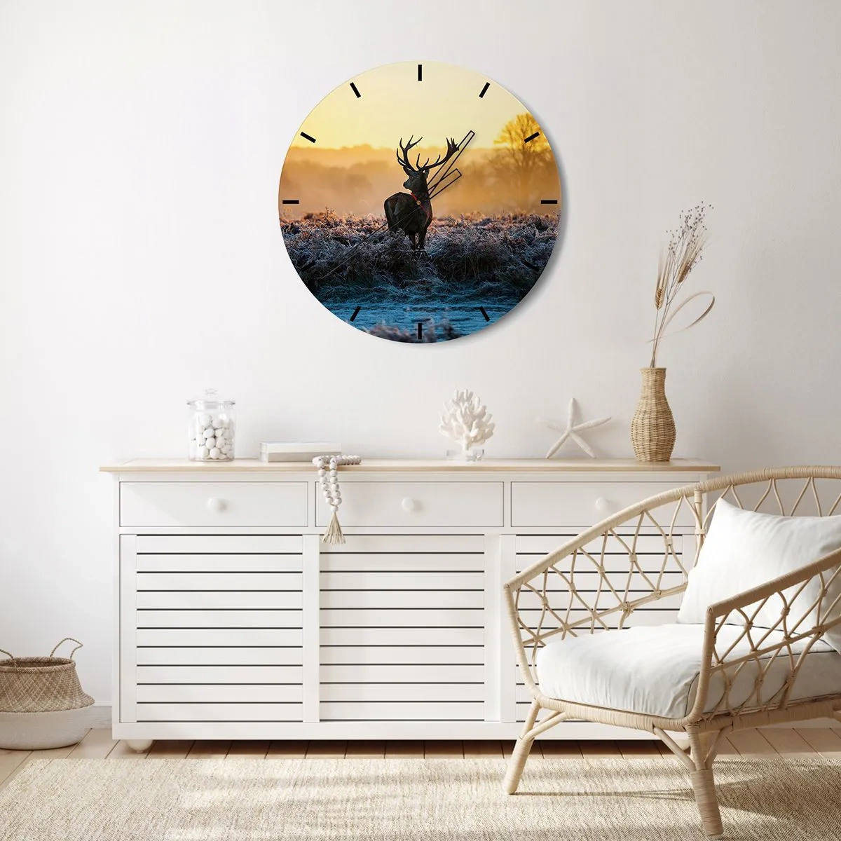 Wandklok - Klok - Een hert in een veld op een ijskoude ochtend met een oranje lucht - 30x30cm - Gekroond op zijn landgoed - Moderne wanddecoratie voor woonkamer, keuken en slaapkamer ARTTOR