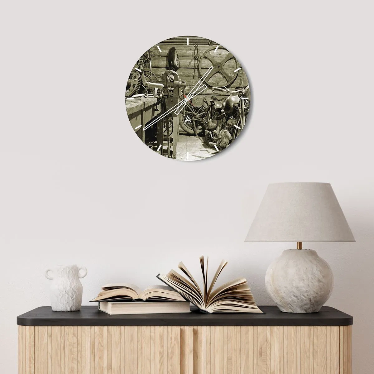 Wandklok - Klok - In de schuur van oom Władek - 40x40 cm