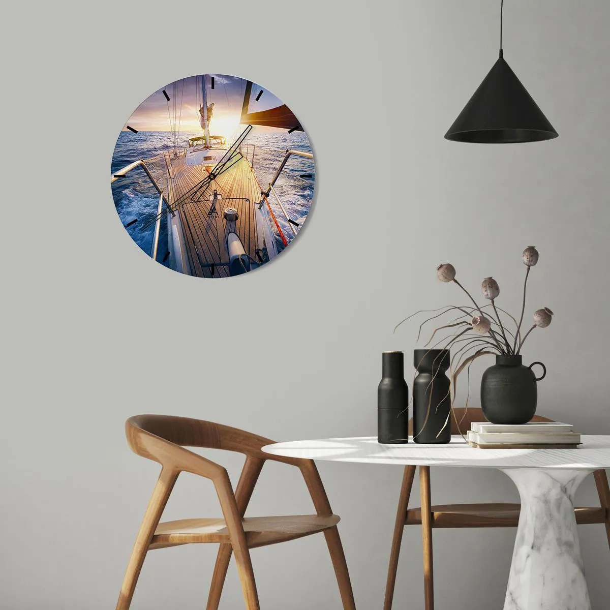 Wandklok - Klok - Een jacht op volle zee, verlicht door de stralen van de ondergaande zon - 30x30cm - Lopend op de golven - Moderne wanddecoratie voor woonkamer, keuken en slaapkamer ARTTOR